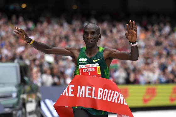 Kipchoge agranda su leyenda con victoria en el maratón de Melbourne