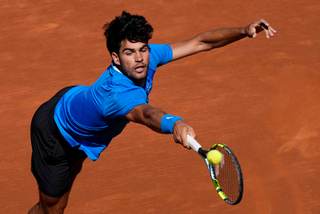 Alcaraz resuelve un estreno incómodo ante el finés Virtanen