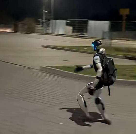 "Edward Warchocki", el robot humanoide que asombra a Polonia con sus interacciones