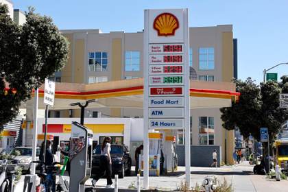 Estados Unidos autoriza temporalmente la venta de petróleo iraní varado en el mar