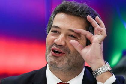 El opositor André Ventura culpa a los inmigrantes de la crisis en la vivienda y avala el desalojo de acampadas