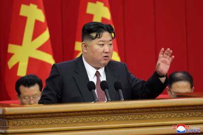 Kim reitera su apuesta por la fuerza nuclear y una defensa norcoreana suprema en plenario