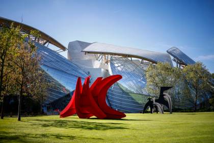 París celebra a Calder, el artista que hizo nacer las esculturas del cielo