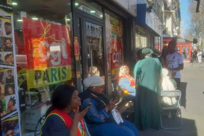 Quince inmigrantes ocupan el salón de belleza parisino donde trabajan sin papeles