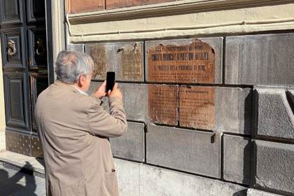 Aparecen unos manifiestos bélicos de 1940 en Roma ocultos durante décadas tras una vitrina