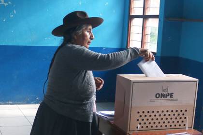 Perú amplía una hora la jornada electoral por retraso para abrir los centros de votación
