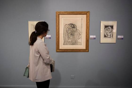 Una exposición de Picasso y Tàpies busca reflejar el sufrimiento de la guerra en Teherán