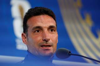 Scaloni en contra de las pausas de hidratación, Rangnick a favor