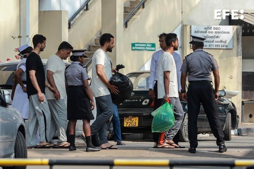 Sri Lanka desembarca a 208 marinos iraníes mientras busca víctimas del buque hundido