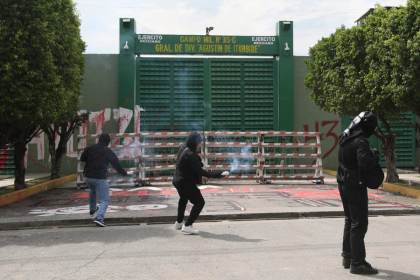 Estudiantes mexicanos lanzan petardos contra instalaciones militares por caso Ayotzinapa