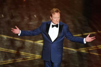 Conan O'Brien abre los Óscar con un llamado al optimismo y un guiño al español