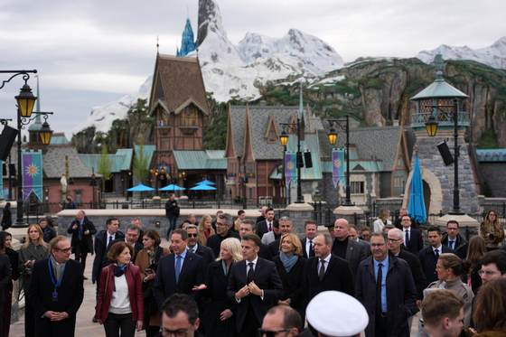 Macron asegura el "compromiso a largo plazo" entre Francia y Disney, que expande su parque