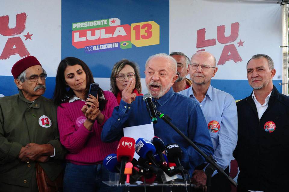 Lula acusa a Bolsonaro de querer eliminar histórico subsidio a cinco días de los comicios