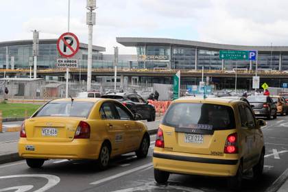 Protesta de taxistas bloquea uno de los accesos al aeropuerto de Bogotá por segundo día