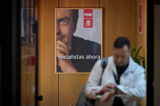 El juez bloquea 490.780 euros de las cuentas del expresidente español Zapatero