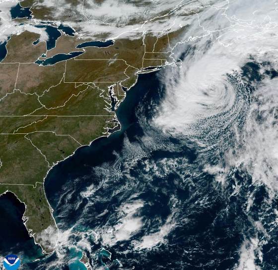 La tormenta Josephine afecta las costas de EE.UU. y Canadá aunque se aleja de tierra