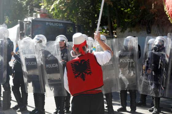 Nuevos choques con la Policía al rodear los manifestantes la sede del Gobierno albanés