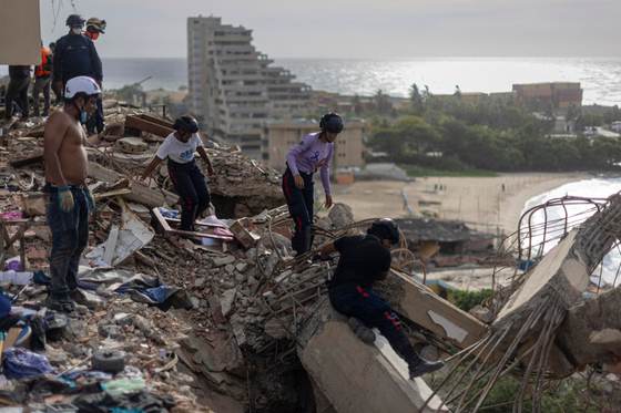 Suben a 3.811 los muertos por los terremotos en Venezuela