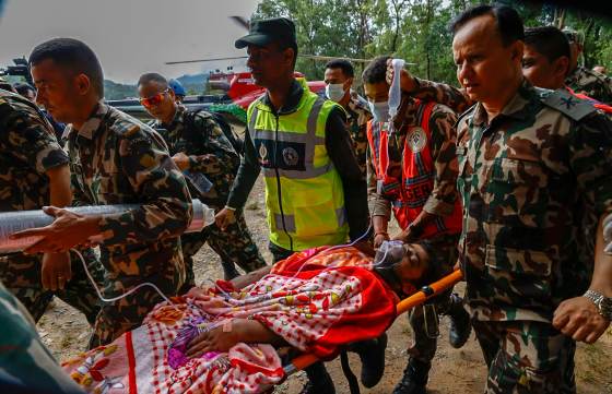 Uno de los trabajadores rescatados del túnel en Nepal se encuentra en estado crítico