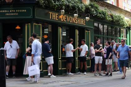 ¿Adiós a beber en la calle? La propuesta que abre una guerra cultural en Londres