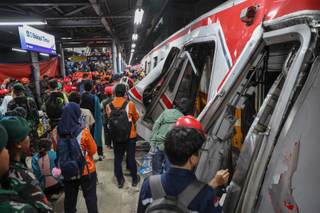 Elevan a 7 los muertos tras la colisión de dos trenes a las afueras de Yakarta
