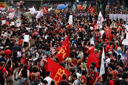 Miles de estudiantes toman el centro de Río en un acto contra Bolsonaro y a favor de Lula