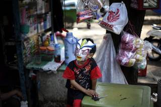 Detienen a jefe y doce empleados de guardería indonesia donde niños eran atados y vejados