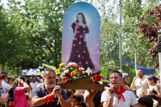 Rocío Jurado protagoniza una romería pop que la hace "santa" a los 20 años de su muerte