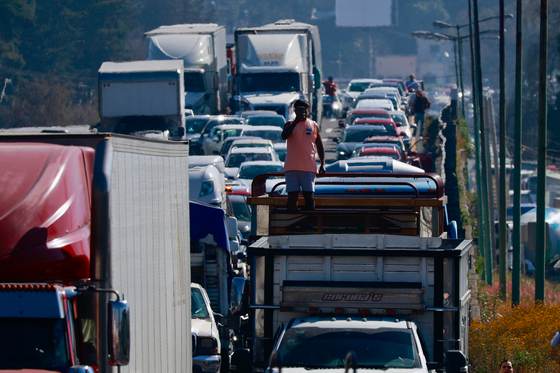 Transportistas mexicanos anuncian bloqueos en carreteras en plena Copa del Mundo 2026