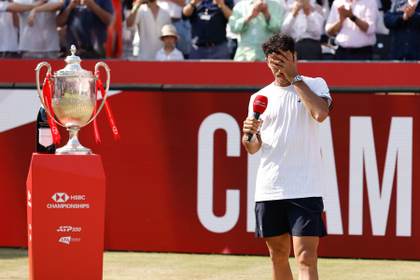 El argentino Cerúndolo se proclama campeón en Queen's en la final más larga de la historia