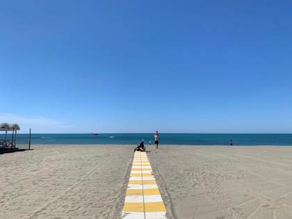 El uso privado restringe el acceso de los ciudadanos a playas públicas en Europa
