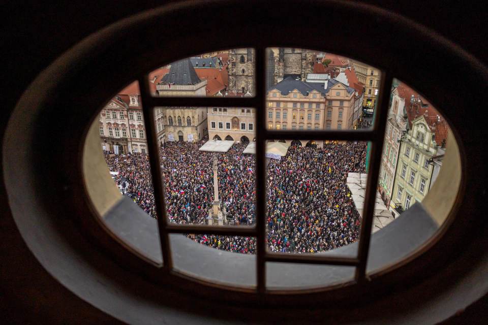 Miles de personas protestan en Praga contra la ley que reduce la financiación a los medios públicos