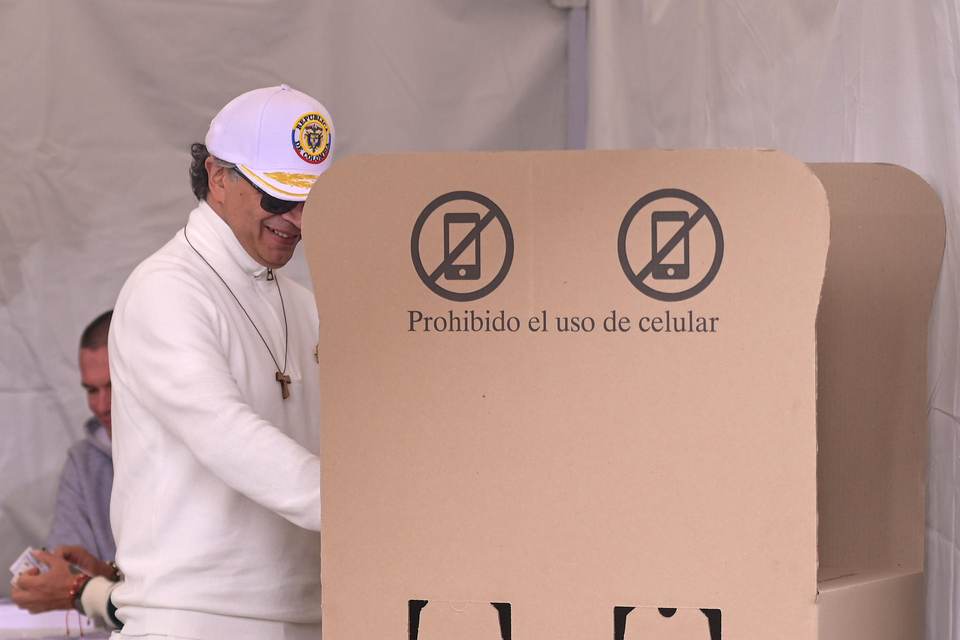 Petro denuncia "muchas irregularidades" en reñida votación que gana De la Espriella
