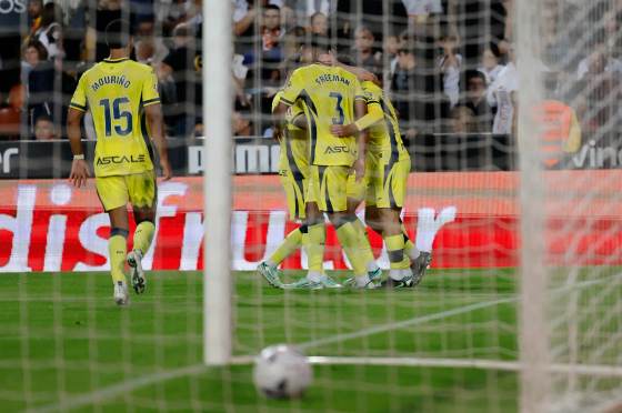 1-2. Mikautadze revive al Villarreal en Mestalla en el 96