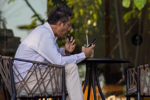 Hong Kong impondrá multa o cárcel a quienes posean o usen cigarros electrónicos en público