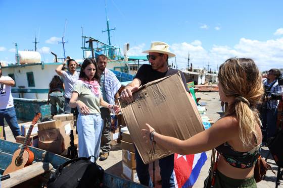 Comienza carga de convoy que saldrá desde México hacia Cuba con ayuda humanitaria