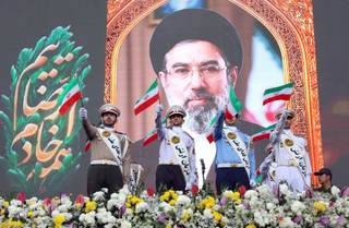 Miles de iraníes reafirman su lealtad al líder supremo con marchas por todo Irán