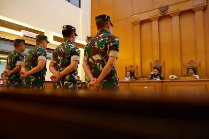 Arranca en Indonesia el juicio contra 4 militares que atacaron con ácido a un activista