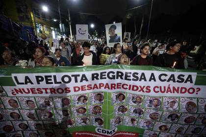 Familias de desaparecidos en México desafían cerco del Mundial a horas de la inauguración