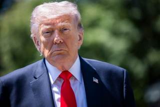 Trump acusa a la UE de violar el pacto comercial y elevará al 25 % el arancel a los carros