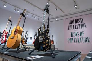 La Mustang de Cobain, rarezas de Dylan y hasta el primer Playboy, a subasta en Nueva York