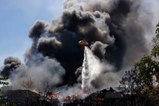 Nube tóxica de un incendio en una planta de reciclaje al norte de Grecia llega a Atenas