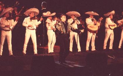 Un filme muestra imágenes inéditas del archivo de Juan Gabriel tras 10 años de su muerte