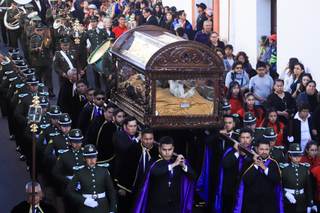 Fieles bolivianos conmemoran el Viernes Santo con numerosas procesiones del Santo Sepulcro