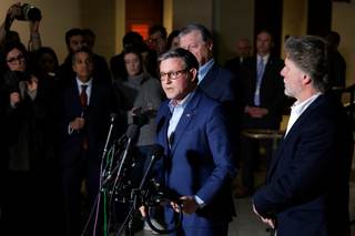 Demócratas cuestionan amenazas de Irán contra EE.UU. antes de lanzar operación Furia Épica