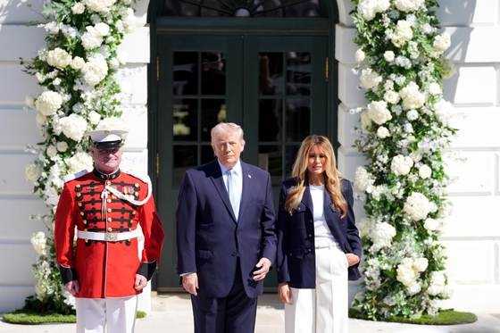 Trump y primera dama de EEUU reciben a cientos de niños para el evento de Lunes de Pascua