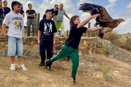 Siberia, el águila liberada por Sanguijuelas del Guadiana para concienciar a los jóvenes