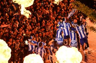 Miles de portugueses salen a la calle para celebrar la victoria del Oporto en la Liga lusa