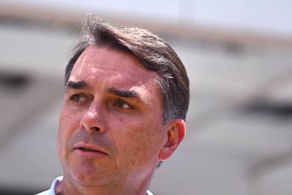 Bolsonaro está "estable" en cuidados intensivos y sin previsión de alta