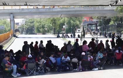 Maestros mexicanos escalan sus protestas con bloqueos viales a dos semanas del Mundial